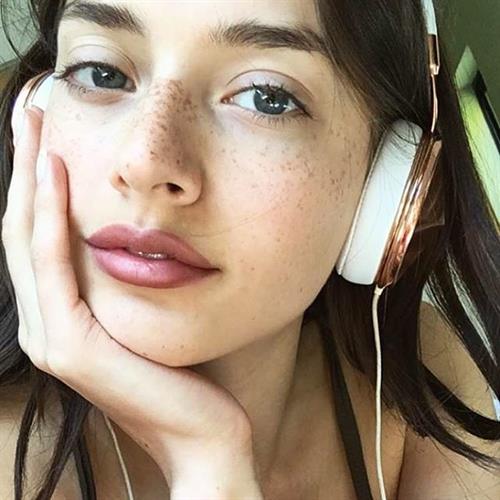 Jessica Clements taking a selfie