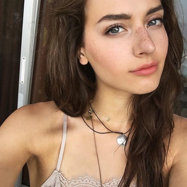 Jessica Clements taking a selfie