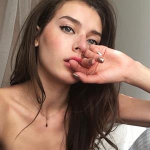 Jessica Clements taking a selfie