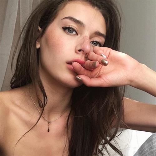 Jessica Clements taking a selfie