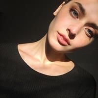 Jessica Clements taking a selfie