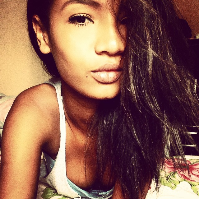 Ariela Oliveira taking a selfie