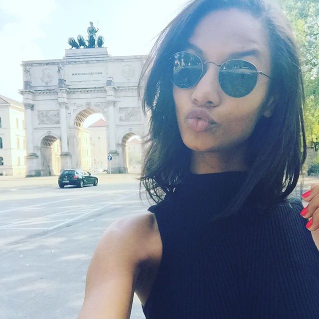 Ariela Oliveira taking a selfie