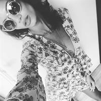 Ariela Oliveira taking a selfie