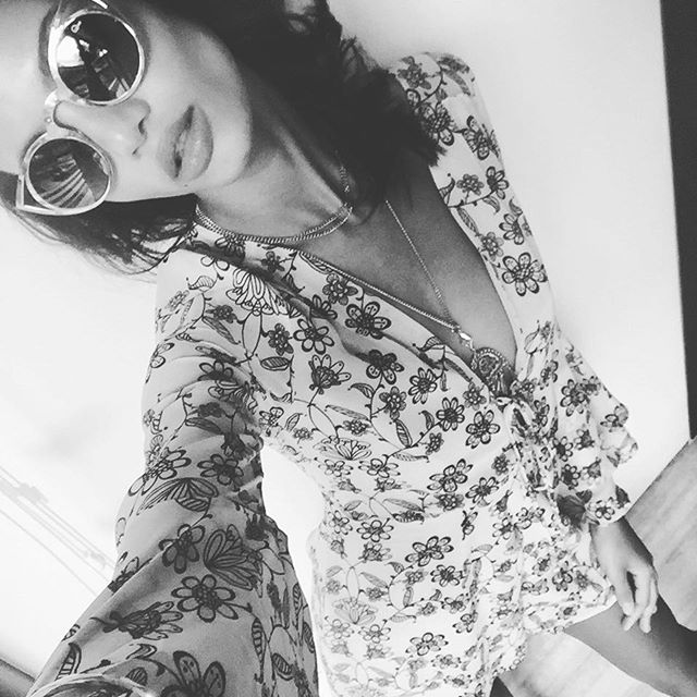 Ariela Oliveira taking a selfie