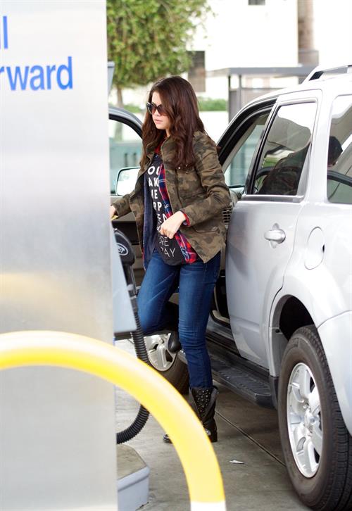 Selena Gomez at a gas station in Los Angeles November 17, 2012 