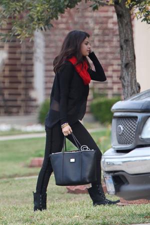 Selena Gomez Pictures Selena Gomez returning to her home outside of Dallas 11/13/12
