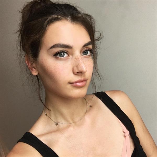 Jessica Clements taking a selfie