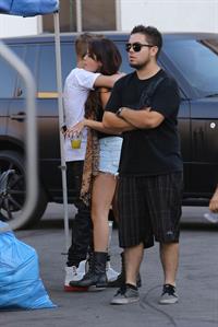 Selena Gomez - On the set of 'Feed the Dog' in Los Angeles Augusts 29, 2012