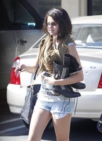 Selena Gomez leaving The California Pizza Kitchen in Tarzana, August 20, 2012