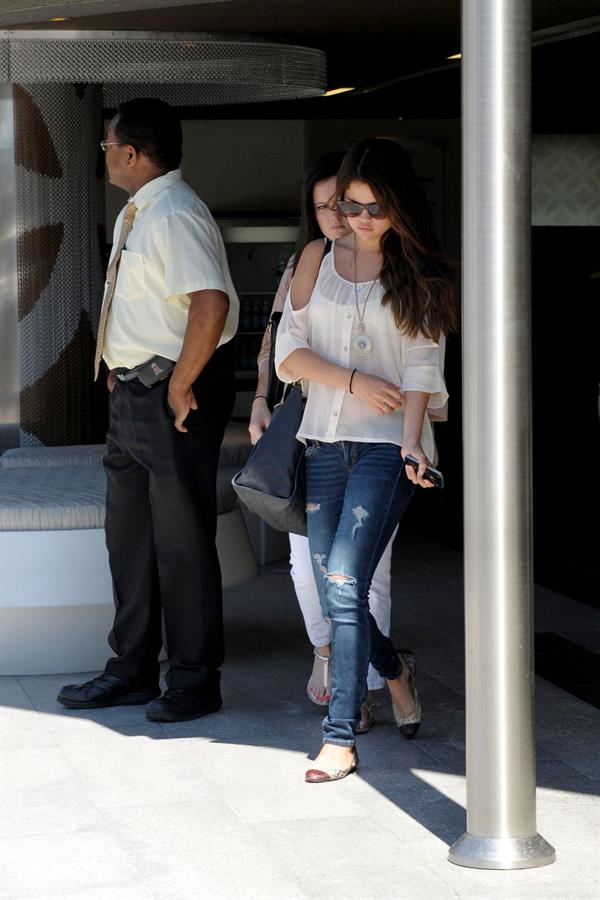 Selena Gomez at the Century Mall - August 14, 2012
