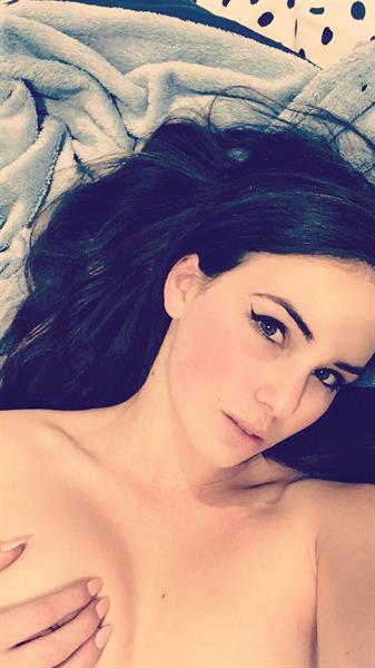 Alexis Young taking a selfie