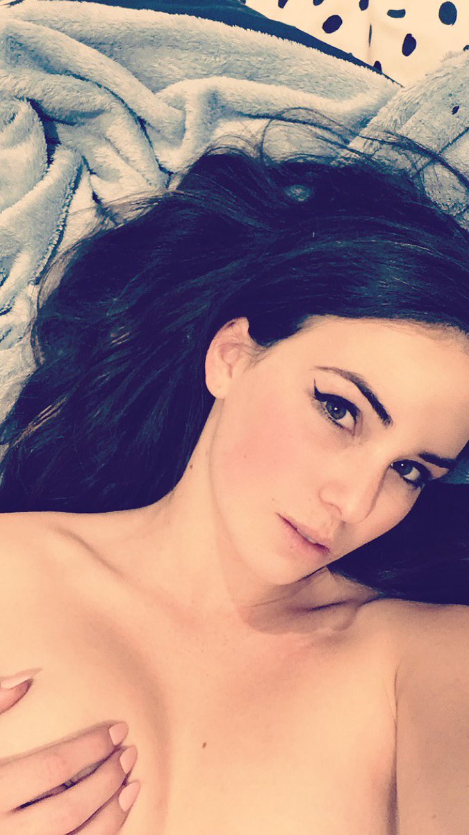 Alexis Young taking a selfie