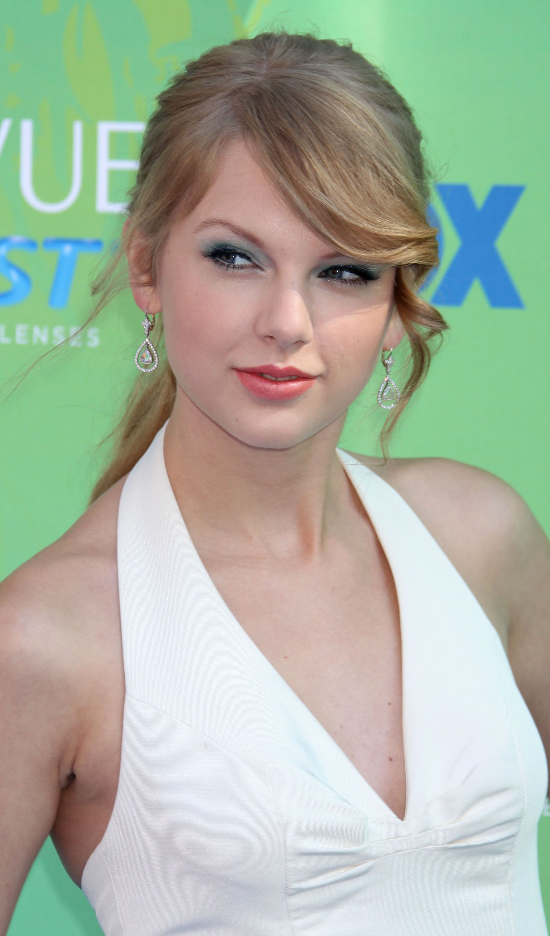 https://img5.hotnessrater.com/237127/TaylorSwift-EatShitMAGAtrash.jpg