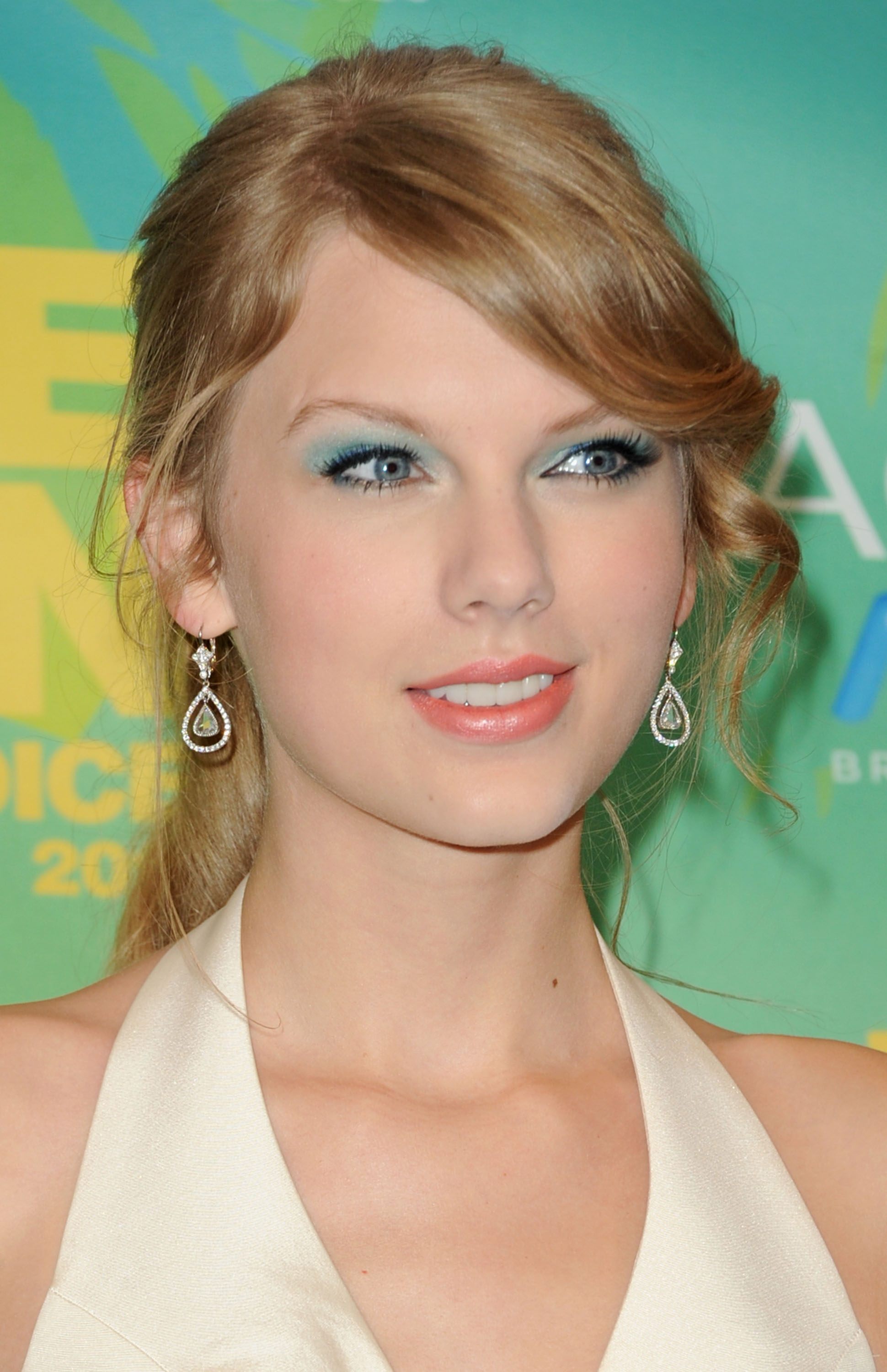 https://img5.hotnessrater.com/237320/TaylorSwift-EatShitMAGAtrash.jpg