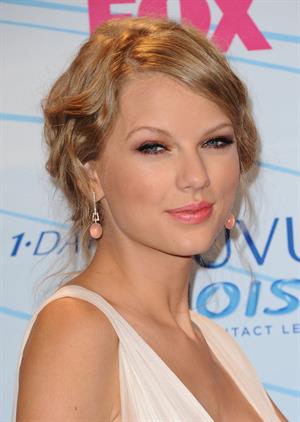 Taylor Swift at the 2012 Teen Choice Awards in Universal City July 22, 2012 