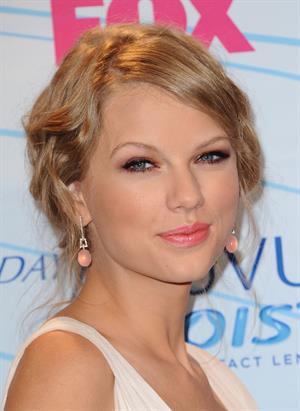 Taylor Swift at the 2012 Teen Choice Awards in Universal City July 22, 2012 