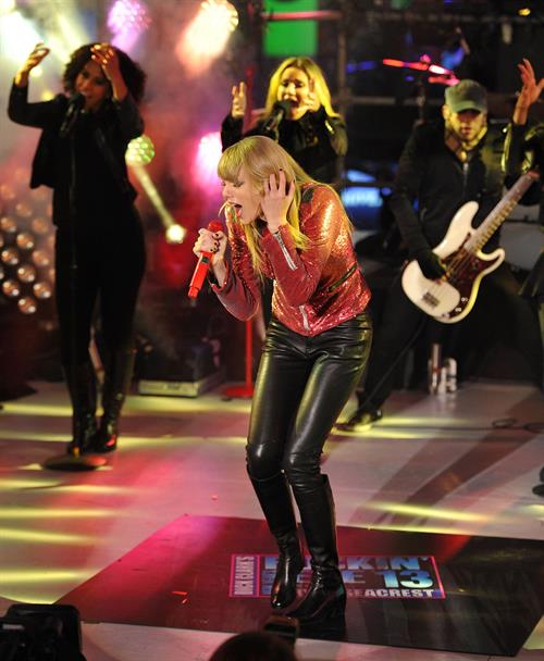 Taylor Swift Performs during New Year's Eve 2013 Times Square in New York Decemeber 31, 2012 