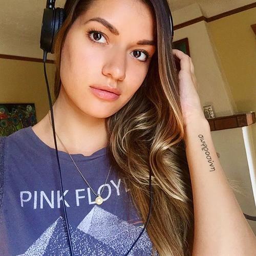 Vanessa Hanson taking a selfie