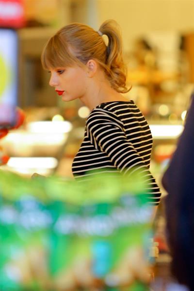 Taylor Swift grocery shopping in Studio City December 19, 2012