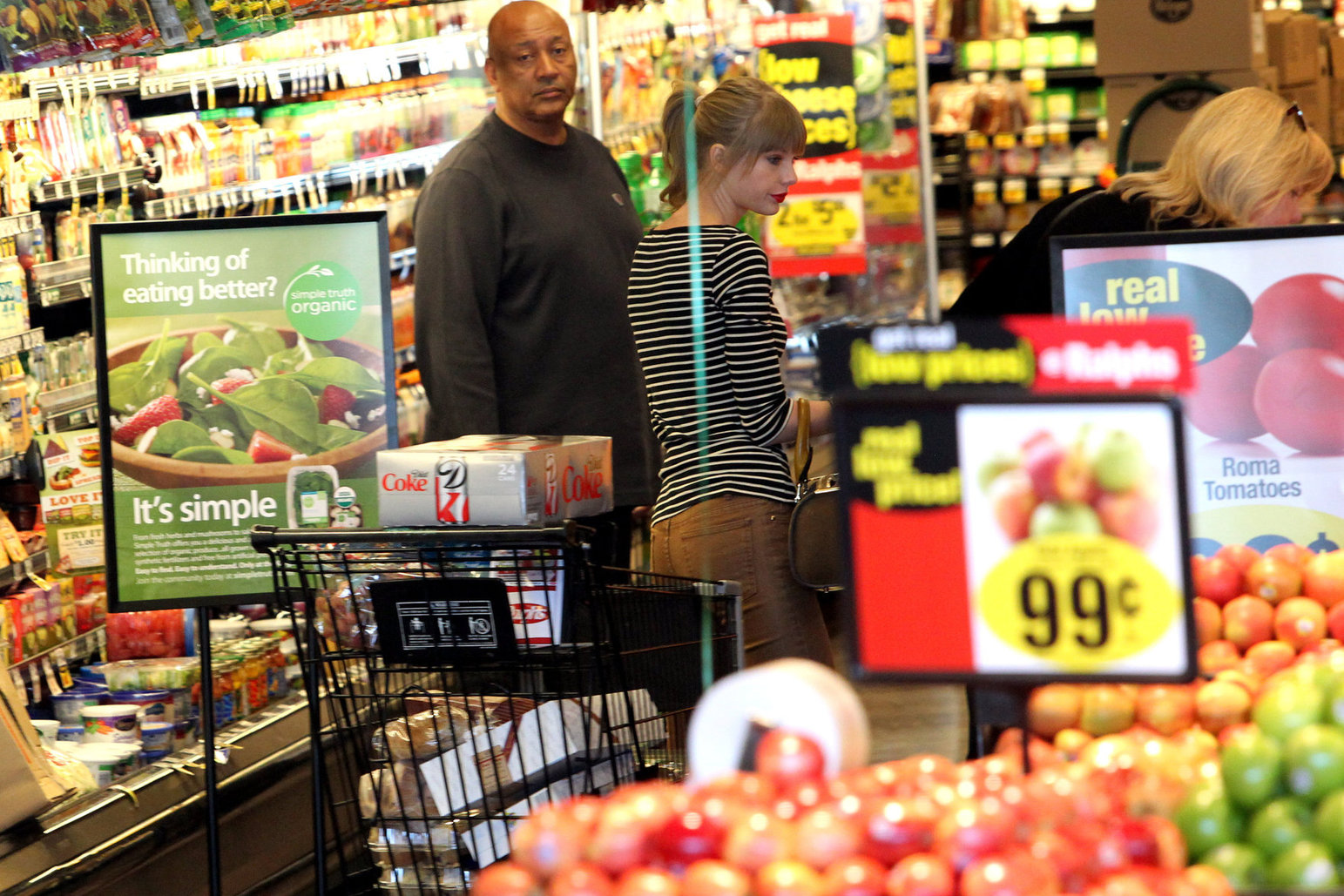 Taylor Swift grocery shopping in Studio City December 19, 2012