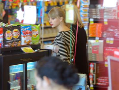 Taylor Swift grocery shopping in Studio City December 19, 2012