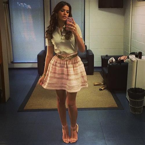 Bruna Marquezine taking a selfie