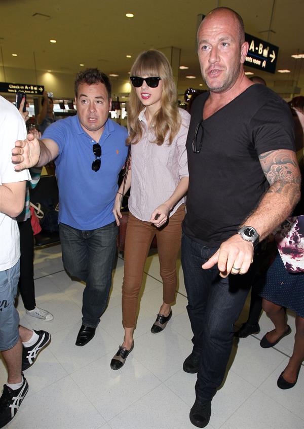 Taylor Swift in Sydney airport November 30, 2012 