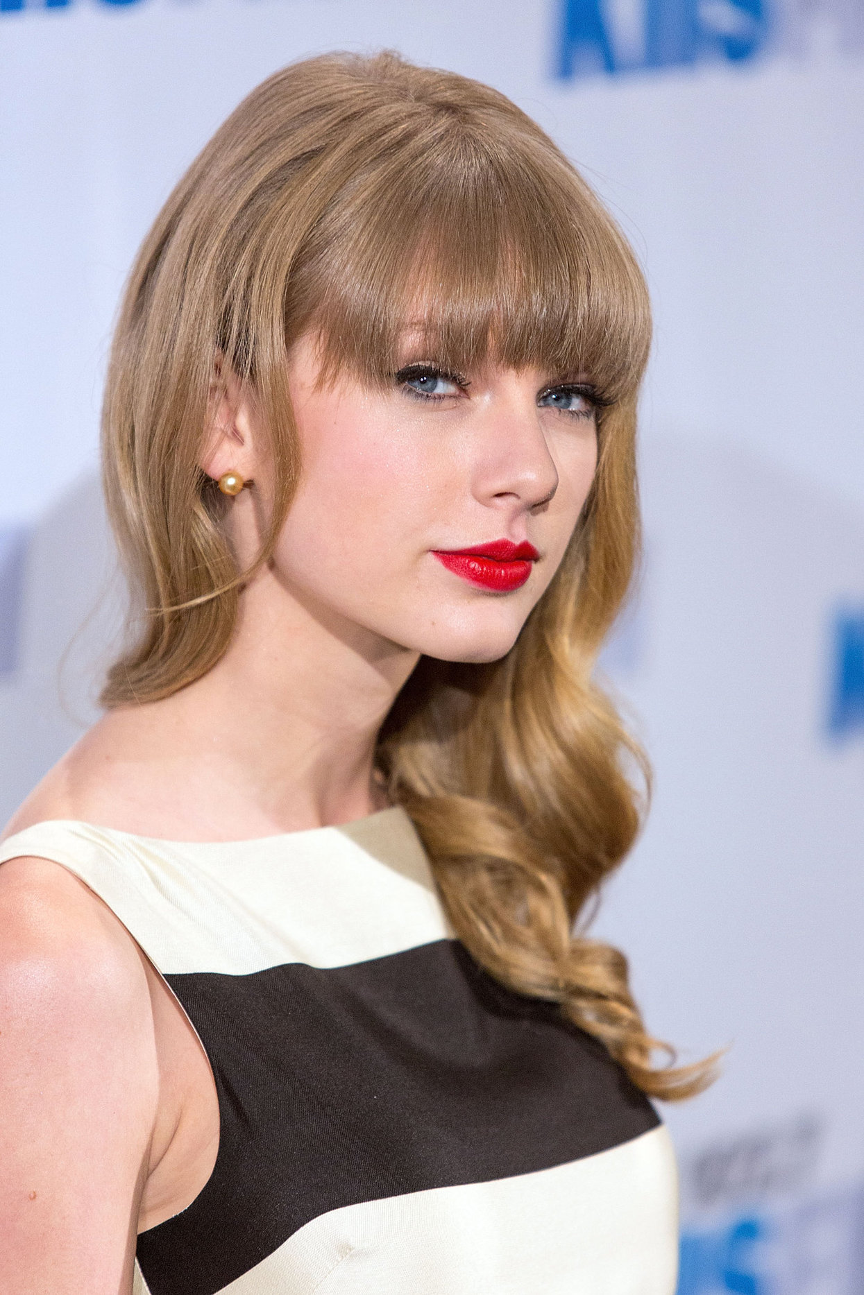 Taylor Swift at the KIIS FM 2012 Jingle Ball concert at Nokia Theatre in Los Angeles - December 1, 2012 