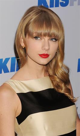 Taylor Swift at the KIIS FM 2012 Jingle Ball concert at Nokia Theatre in Los Angeles - December 1, 2012 