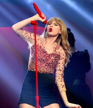Taylor Swift at the KIIS FM 2012 Jingle Ball concert at Nokia Theatre in Los Angeles - December 1, 2012 