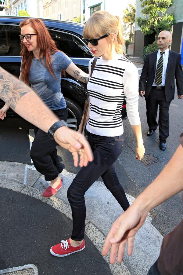 Taylor Swift grabs breakfast at Bills restaurant in Sydney 11/25/12 