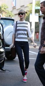Taylor Swift grabs breakfast at Bills restaurant in Sydney 11/25/12 