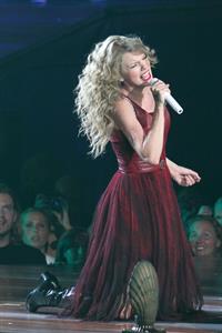 Taylor Swift performing live at prudential center in Newark July 20, 2011