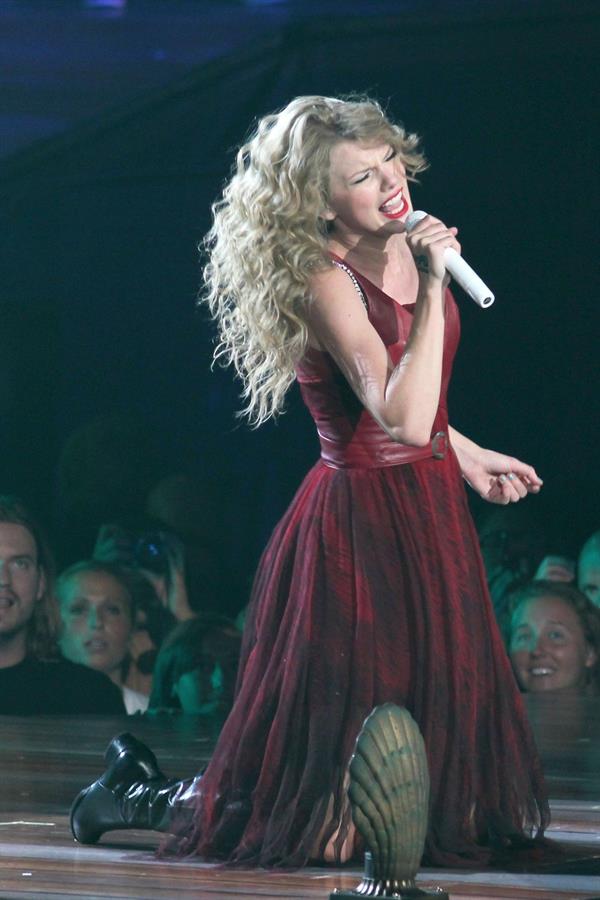 Taylor Swift performing live at prudential center in Newark July 20, 2011