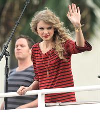 Taylor Swift surprise show at Hollywood Highland October 29, 2010