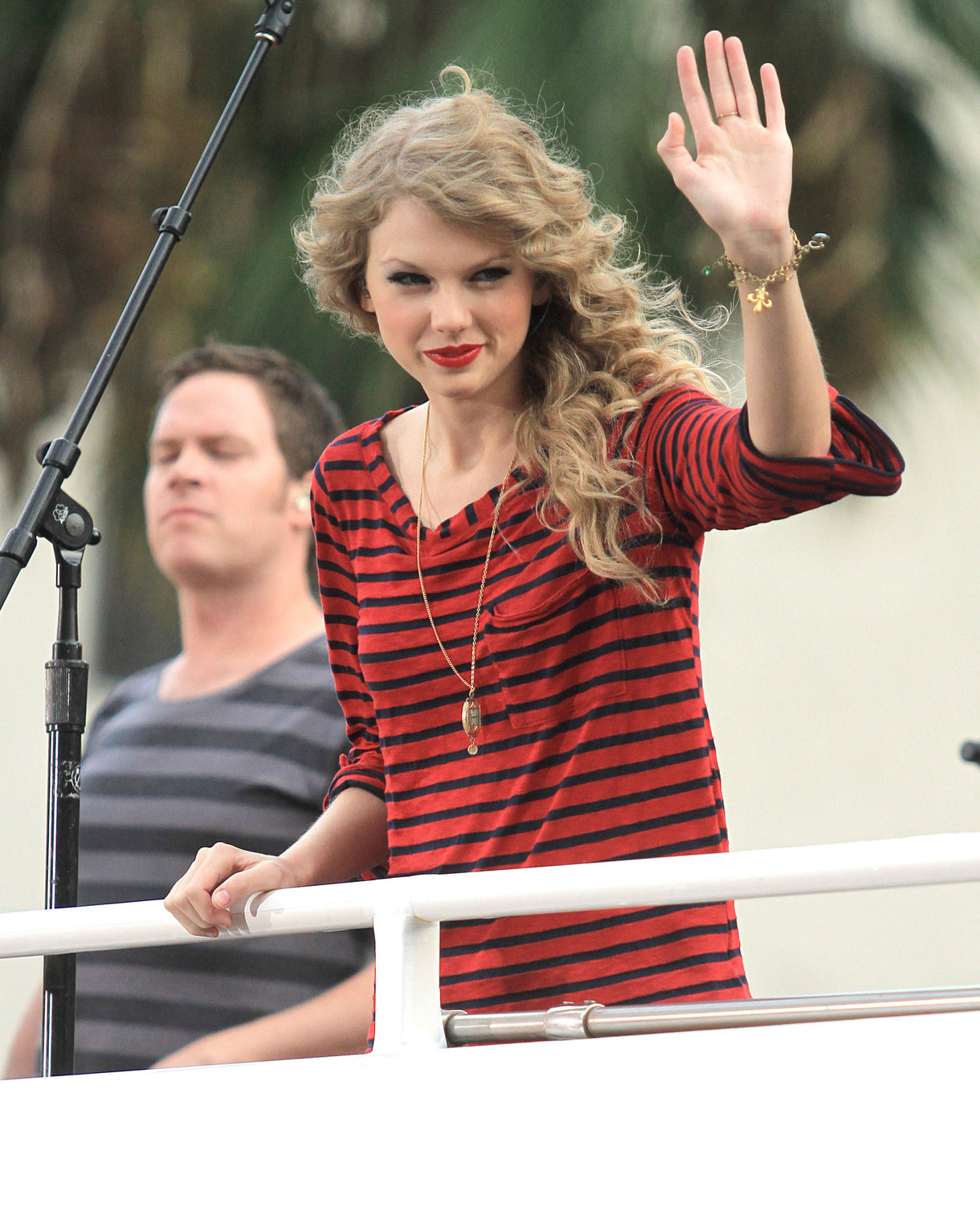 Taylor Swift Pictures. Taylor Swift surprise show at Hollywood Highland ...