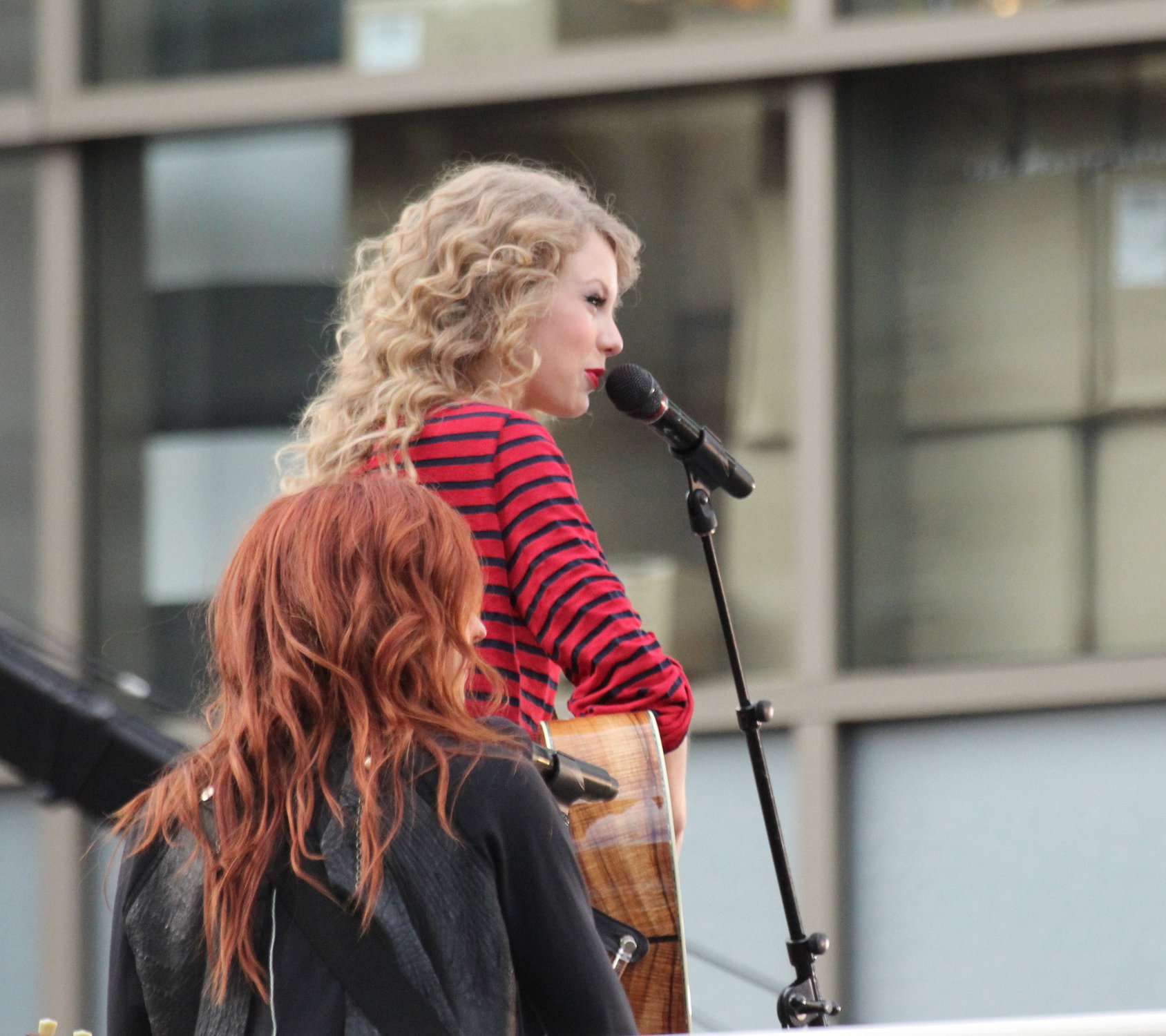 Taylor Swift surprise show at Hollywood Highland October 29, 2010