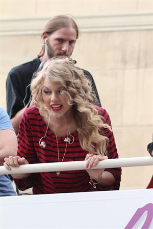 Taylor Swift surprise show at Hollywood Highland October 29, 2010
