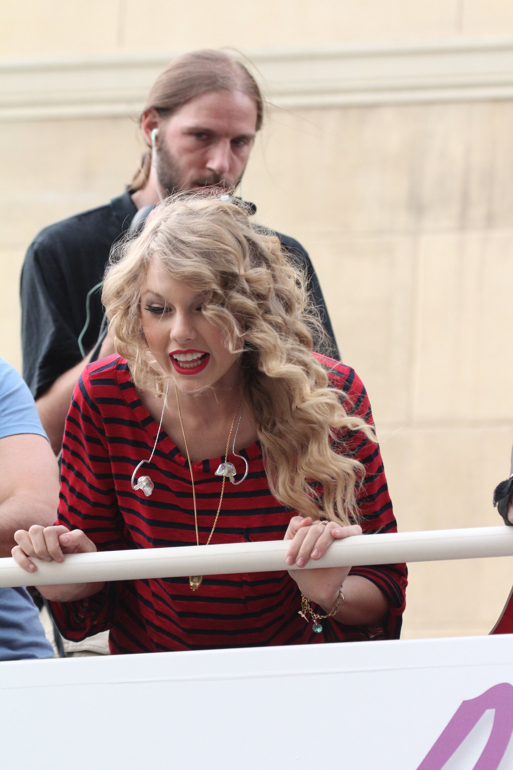 Taylor Swift surprise show at Hollywood Highland October 29, 2010