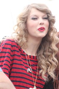 Taylor Swift surprise show at Hollywood Highland October 29, 2010