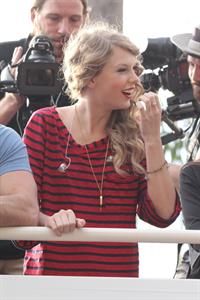 Taylor Swift surprise show at Hollywood Highland October 29, 2010