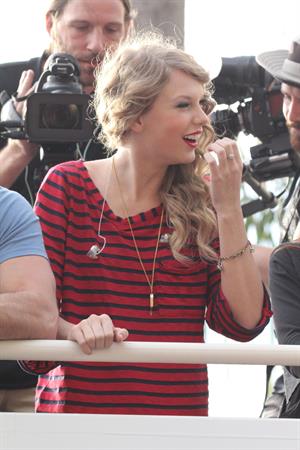 Taylor Swift surprise show at Hollywood Highland October 29, 2010