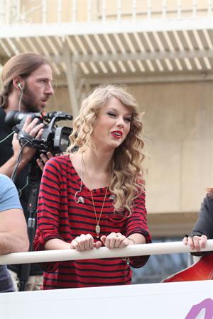 Taylor Swift surprise show at Hollywood Highland October 29, 2010