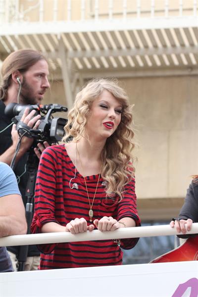 Taylor Swift surprise show at Hollywood Highland October 29, 2010