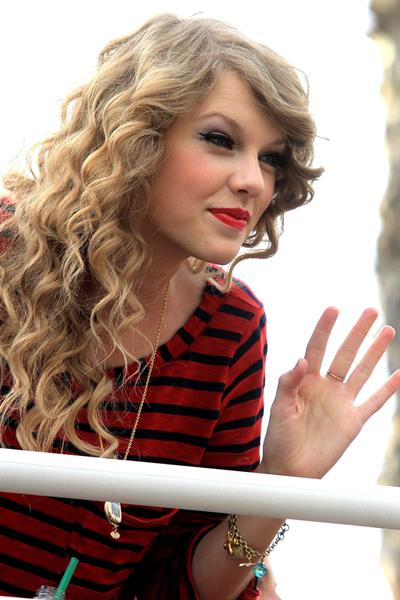 Taylor Swift surprise show at Hollywood Highland October 29, 2010