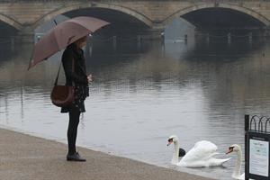 Taylor Swift goes shopping in London on January 24, 2012 