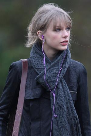 Taylor Swift goes shopping in London on January 24, 2012 