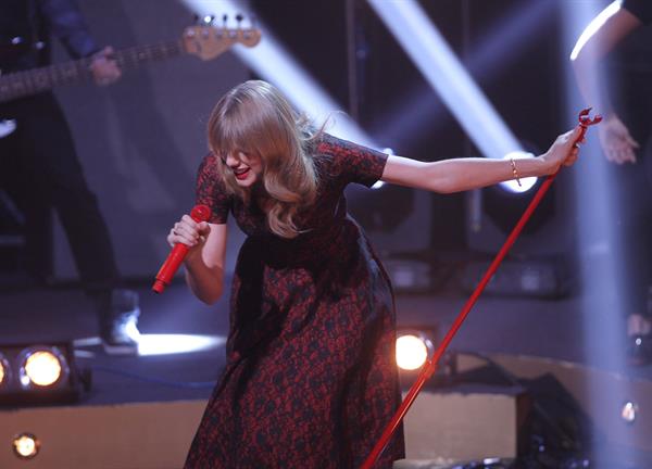 Taylor Swift performing on Swedish-Norwegian talk show Skavlan in London 11/8/12