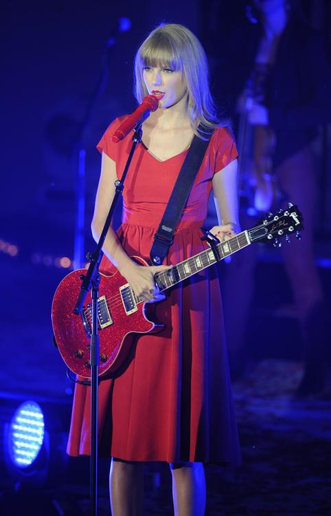 Taylor Swift at Westfield Mall in London 11/6/12